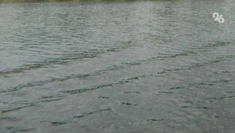 Жители Махачкалы спасли ребёнка и мать из тонущей машины