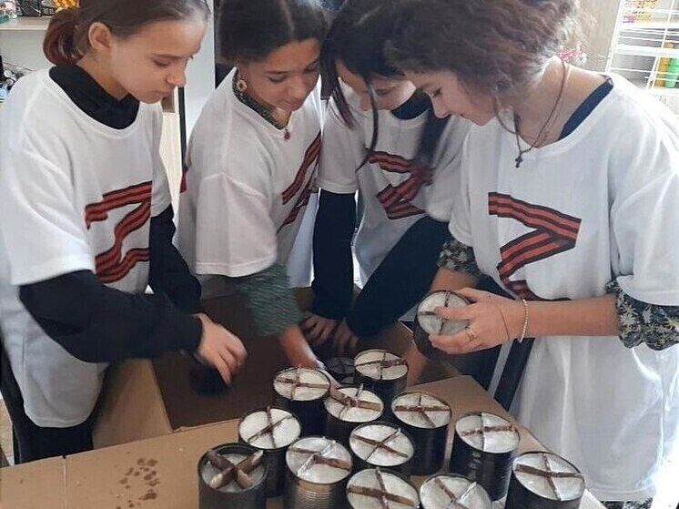 Жители села из Буденновского округа изготовили окопные свечи для бойцов СВО