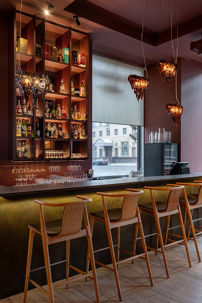 Глубокий коричневый цвет и светлое дерево в интерьере минского ресторана — проект Анны Кравченко и Светланы Лойко