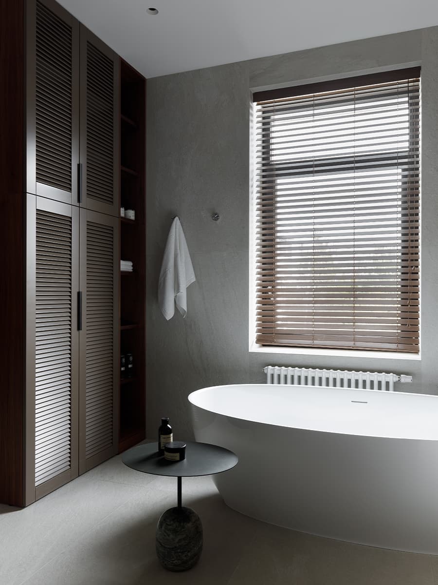 Интерьеры санузлов с отдельно стоящей ванной