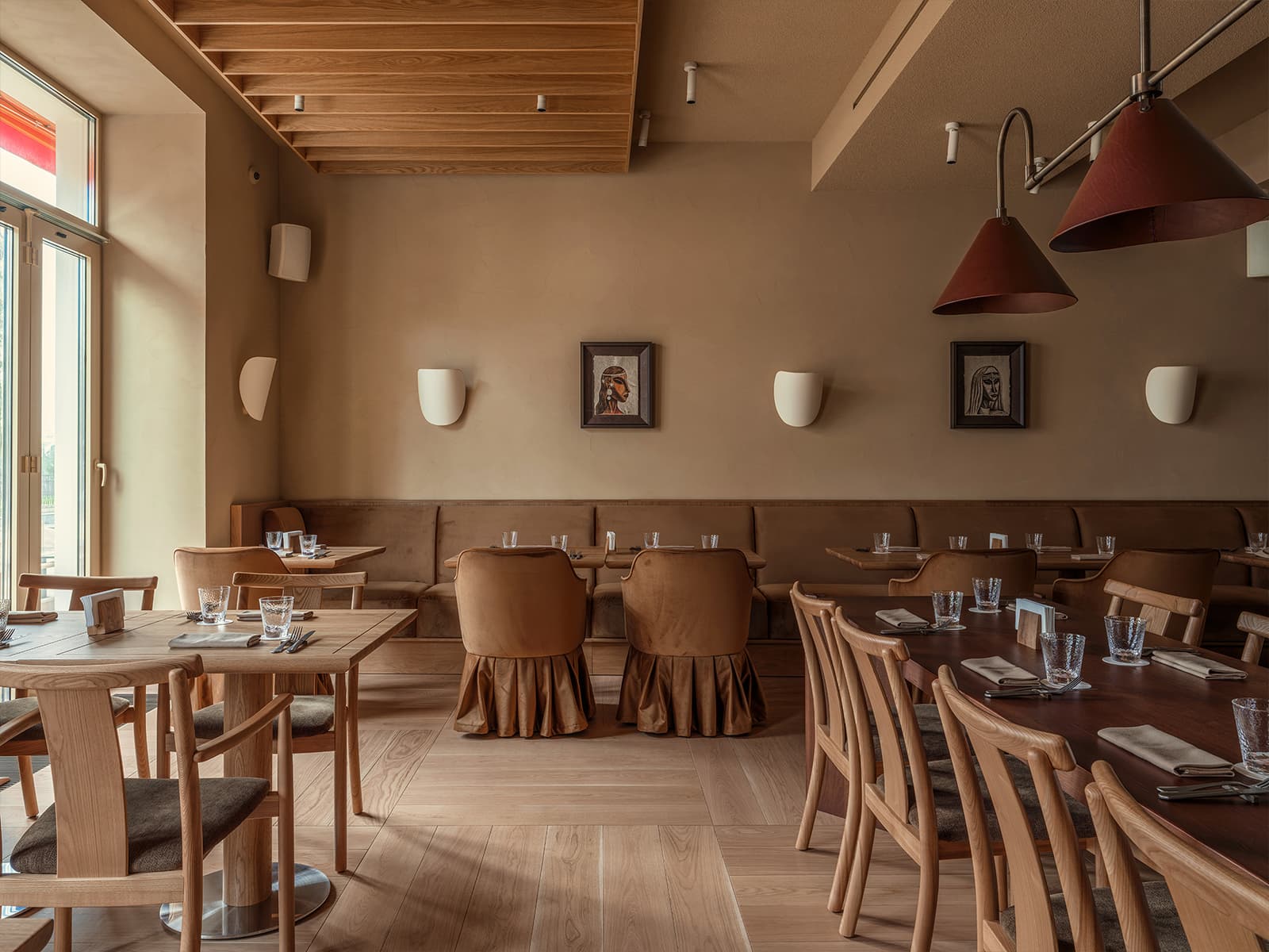 Чувственное искусство и продуманное освещение в интерьере ресторана — проект Юлии Ионовой