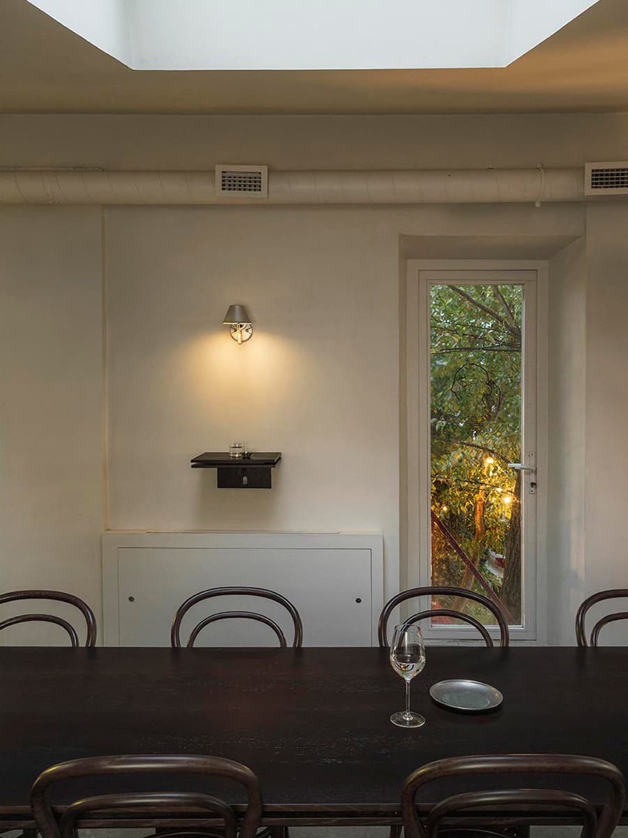 Камерный интерьер бара в историческом московском дворе — проект Веры Вакуловой