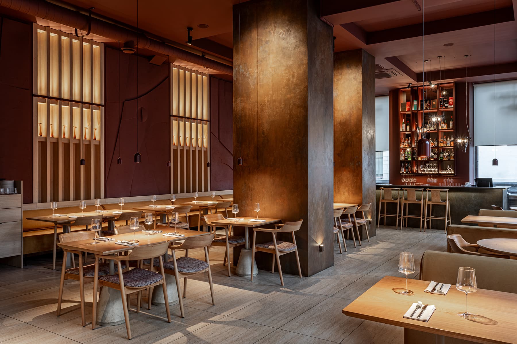 Глубокий коричневый цвет и светлое дерево в интерьере минского ресторана — проект Анны Кравченко и Светланы Лойко