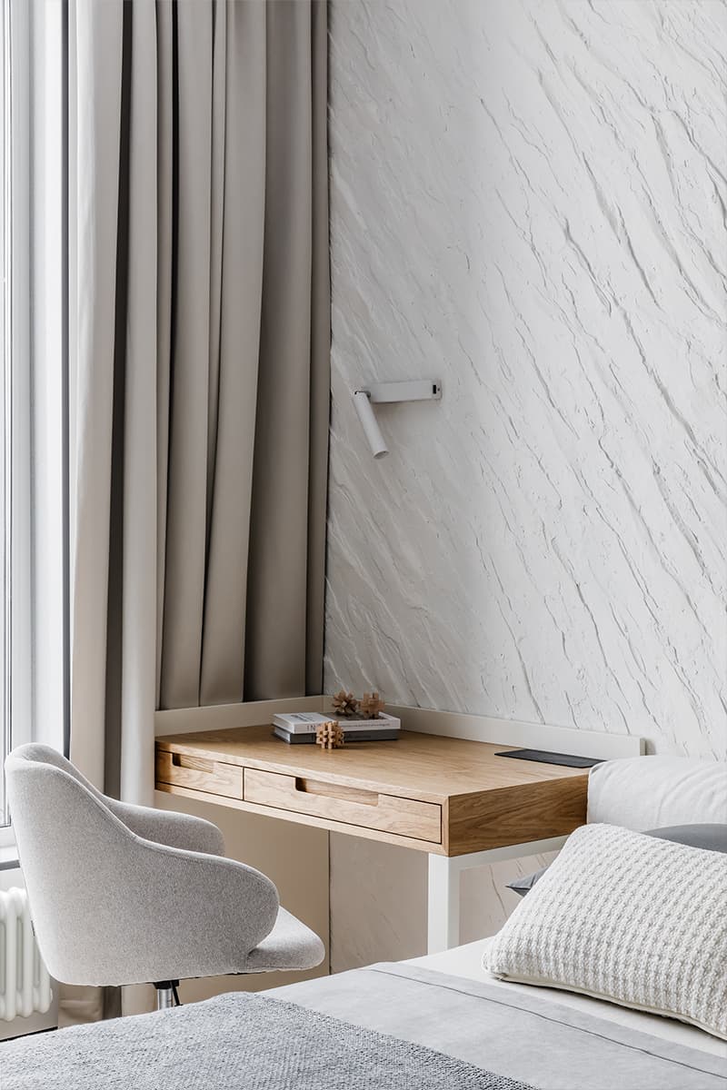 Светлый интерьер небольшой квартиры для студента-хоккеиста — проект Аллы Кроль