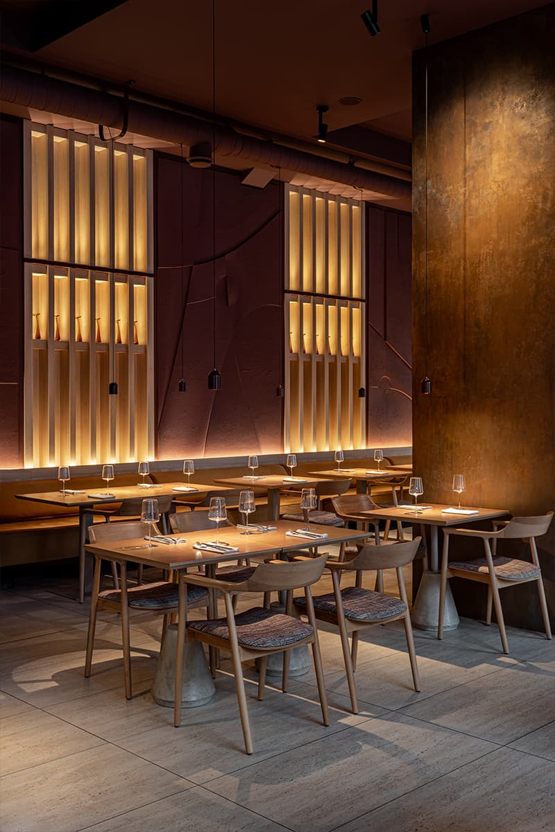 Глубокий коричневый цвет и светлое дерево в интерьере минского ресторана — проект Анны Кравченко и Светланы Лойко