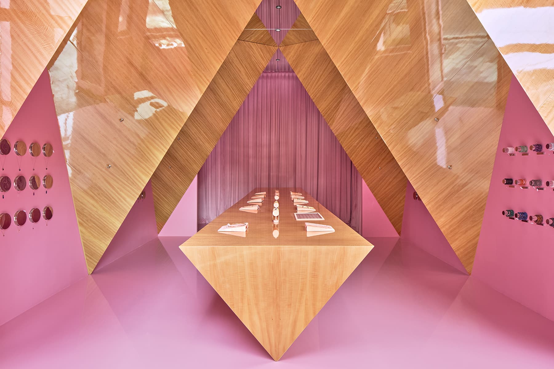 Образы кристаллов в интерьере магазина украшений — проект Елены Локастовой