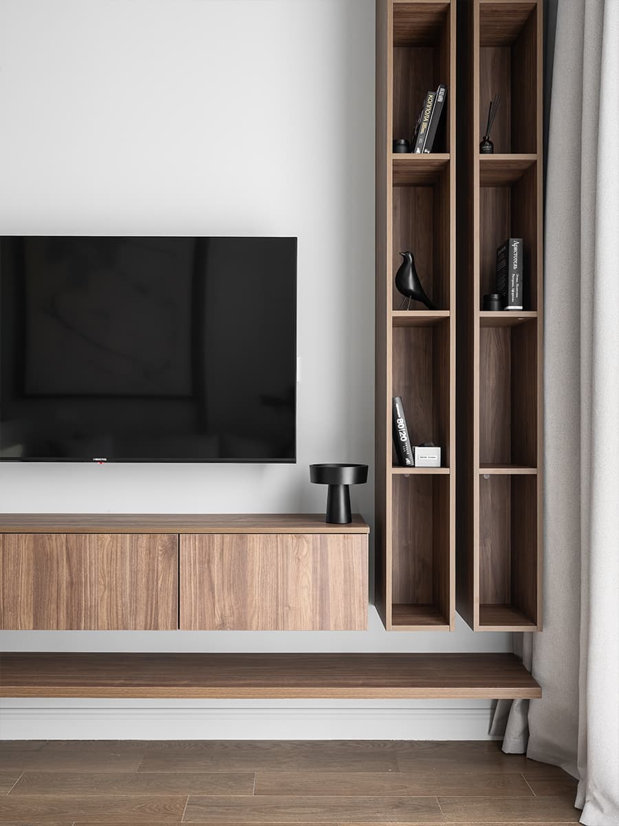 Контрастный керамогранит в интерьере квартиры под сдачу в аренду — проект Yuloo Studio