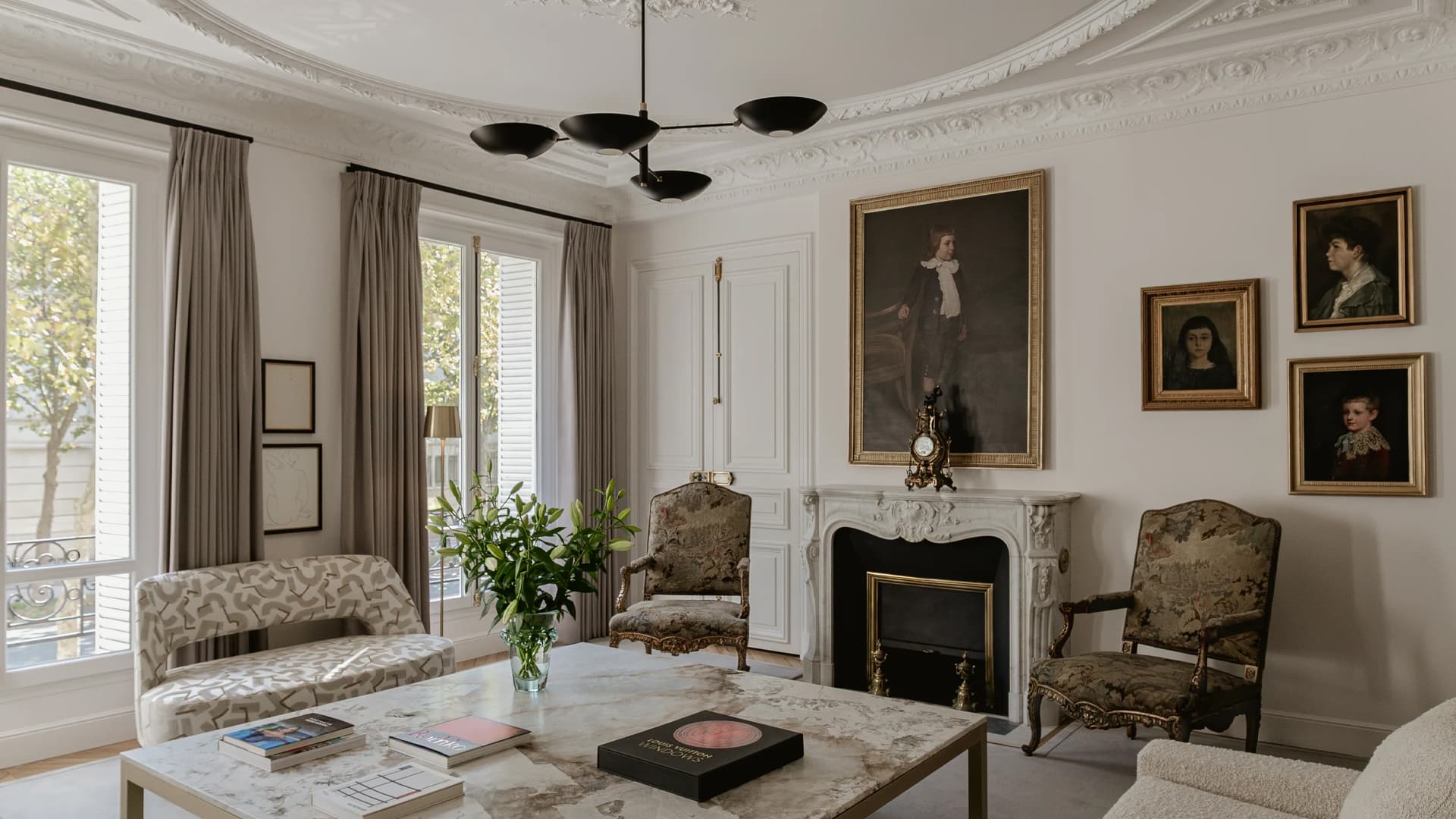 Лепнина и абстрактная живопись в интерьере квартиры османской эпохи — проект Аллена Кирша Лепнина и абстрактная живопись в интерьере квартиры османской эпохи — проект Аллена Кирша