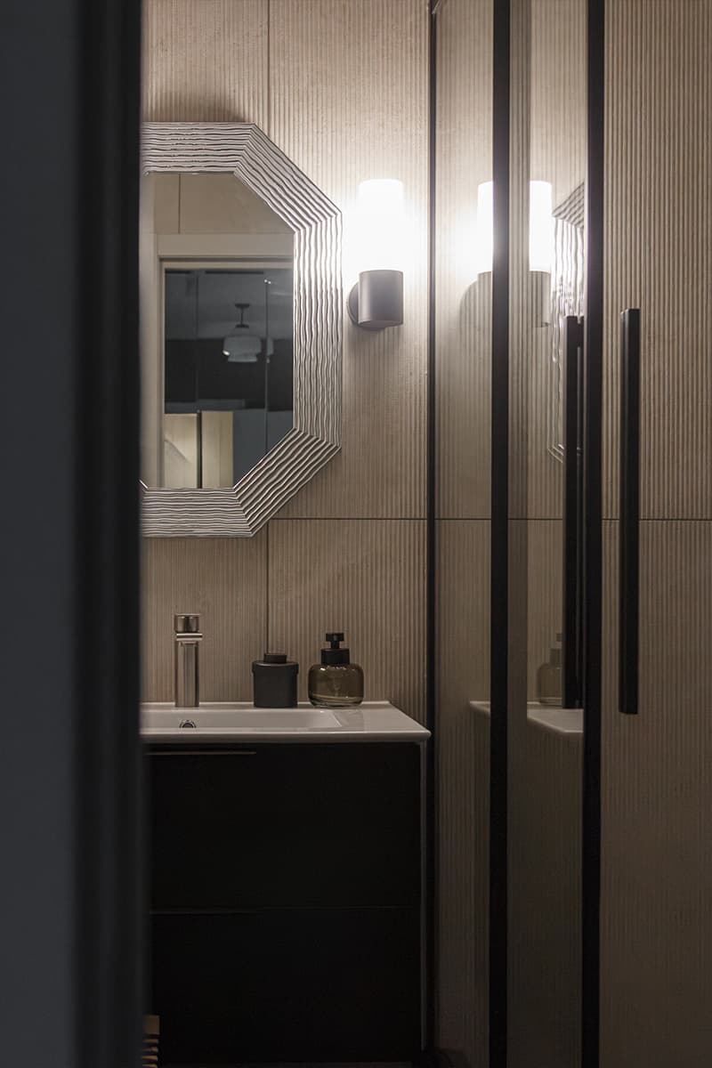 Обволакивающий интерьер компактной квартиры для мужчины — проект дизайн-студии «Воздух»