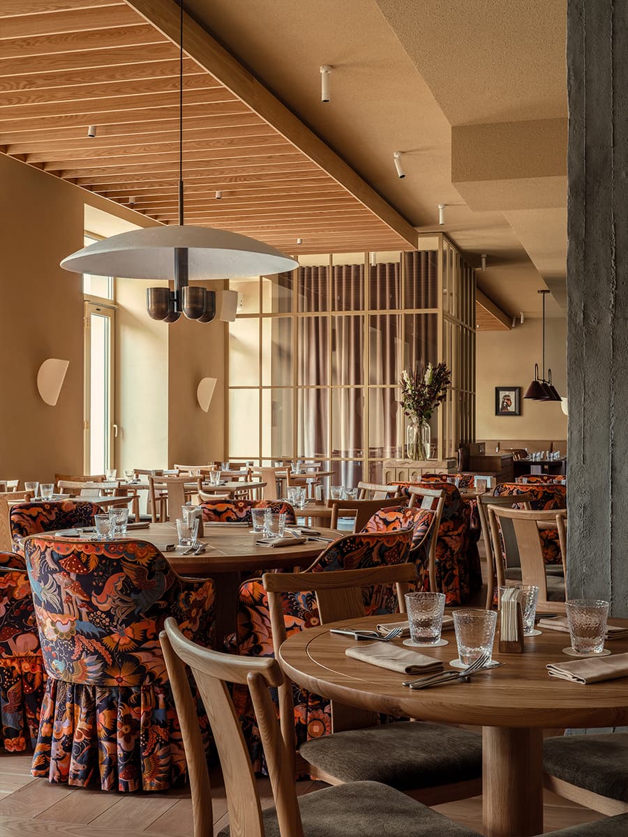 Чувственное искусство и продуманное освещение в интерьере ресторана — проект Юлии Ионовой