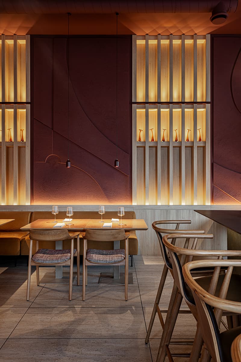 Глубокий коричневый цвет и светлое дерево в интерьере минского ресторана — проект Анны Кравченко и Светланы Лойко