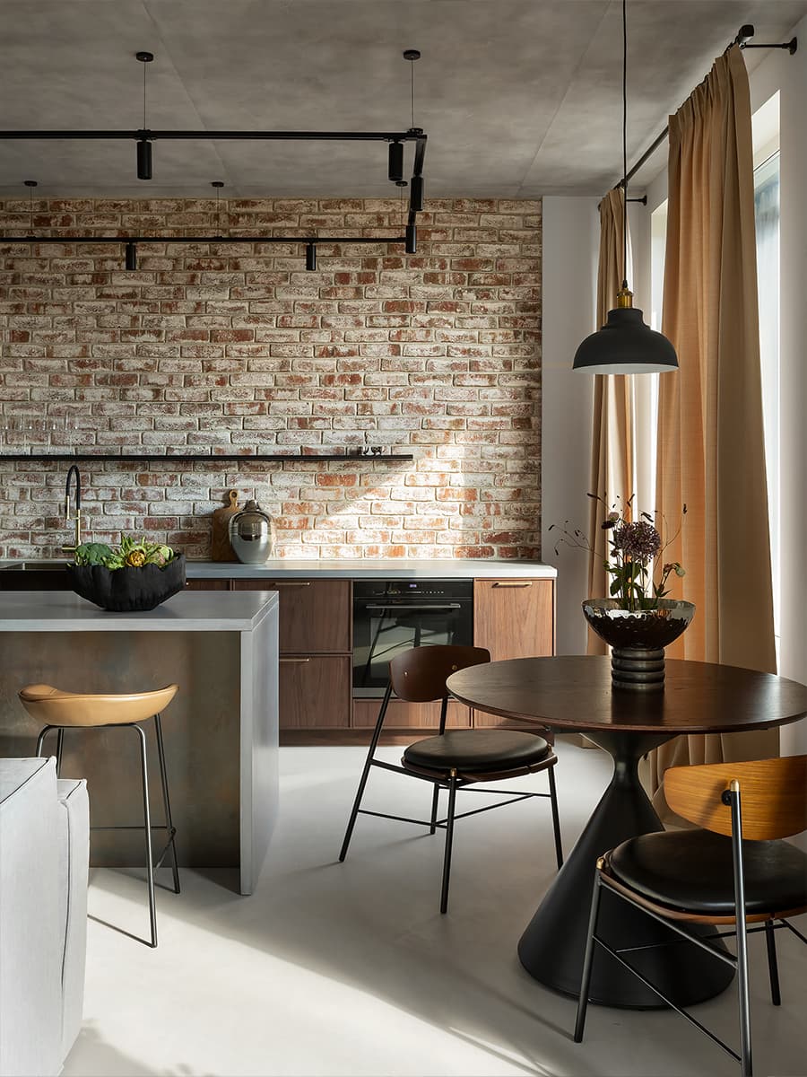 Кирпичная кладка и бетон в интерьере квартиры для молодой пары — проект Анастасии Петуховой