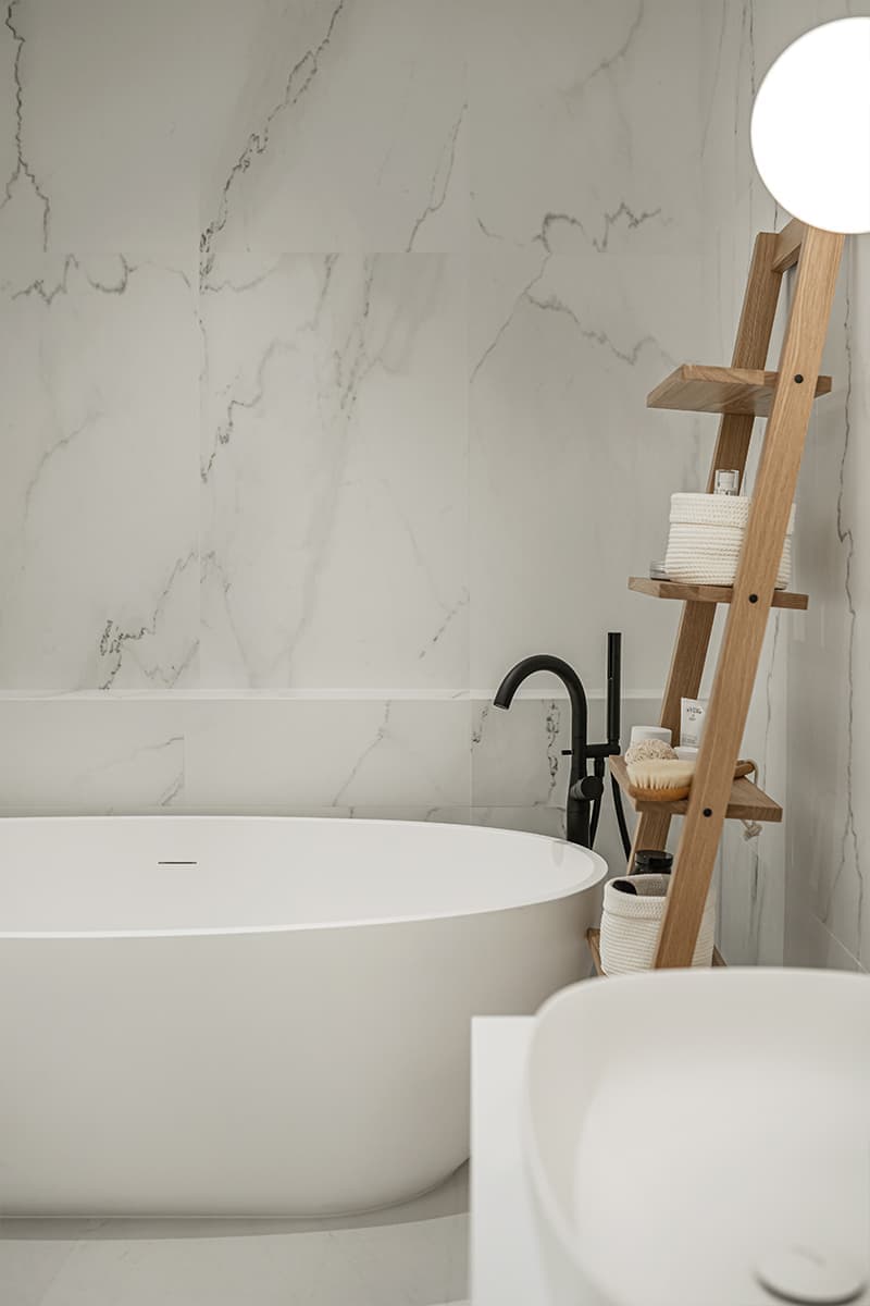 Интерьеры санузлов с отдельно стоящей ванной