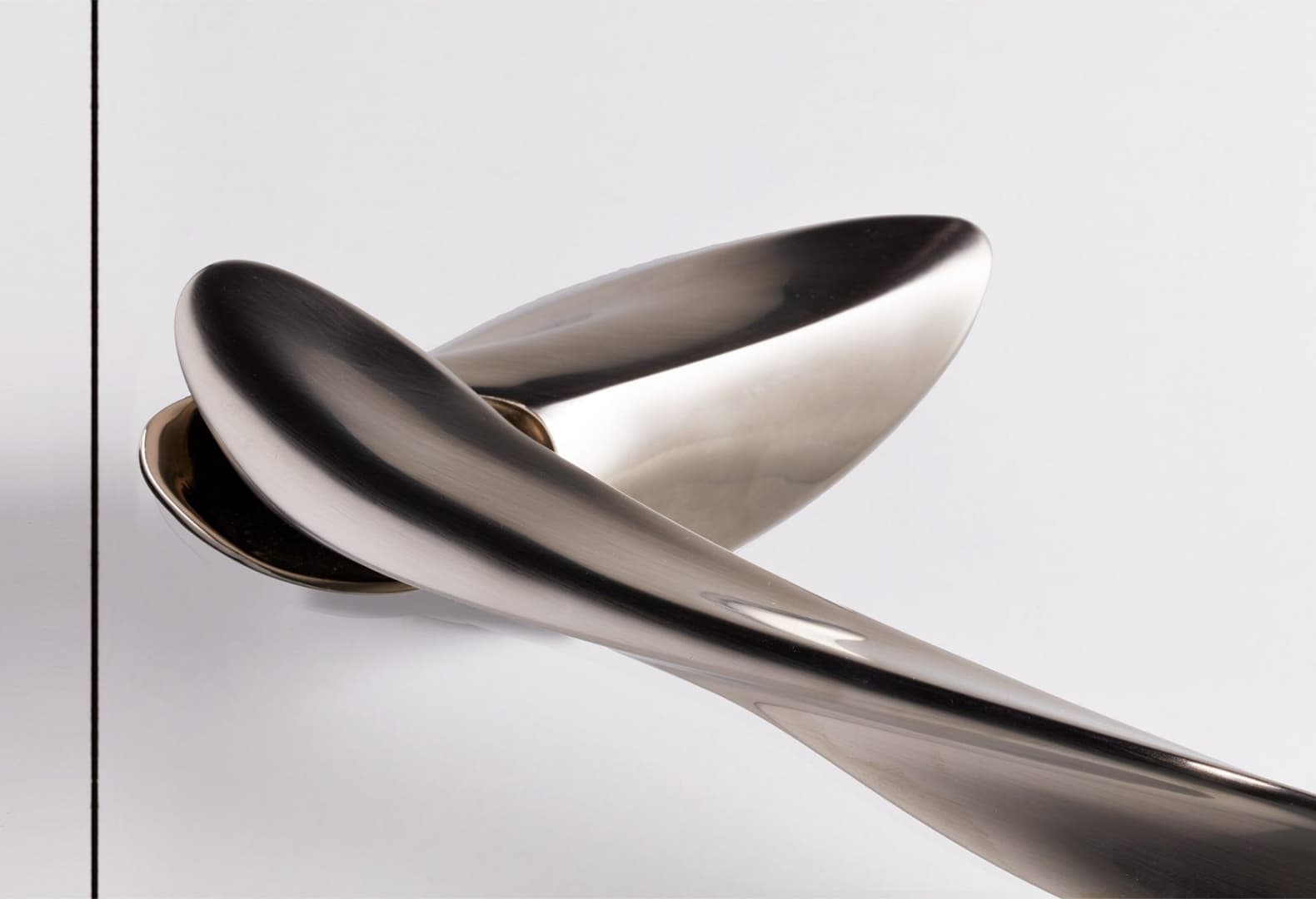 Больше чем фурнитура: 9 необычных дверных ручек