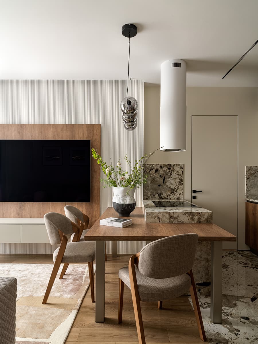 Эффектный керамогранит и красочная детская в интерьере семейной квартиры — проект Екатерины Ивановой