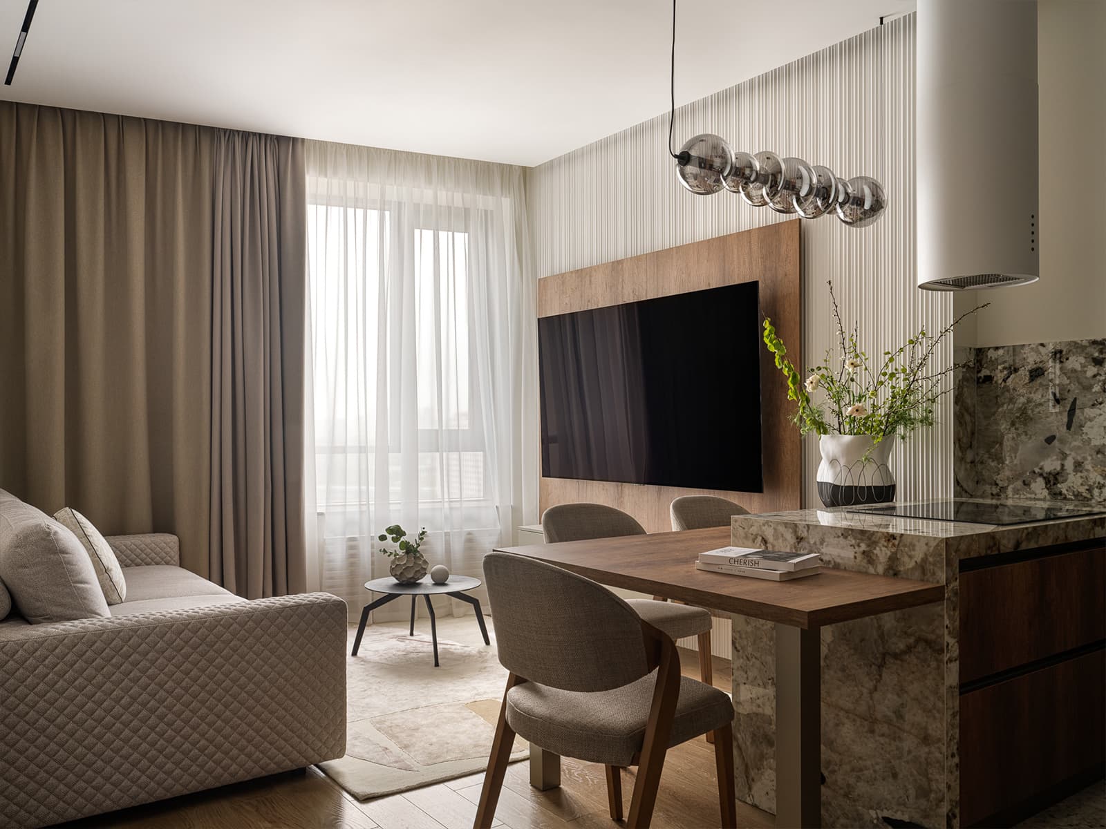 Эффектный керамогранит и красочная детская в интерьере семейной квартиры — проект Екатерины Ивановой