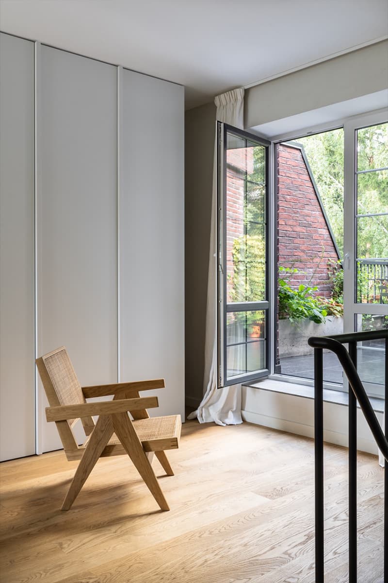 Сдержанный интерьер двухуровневой квартиры в Подмосковье — проект Ярослава Жука