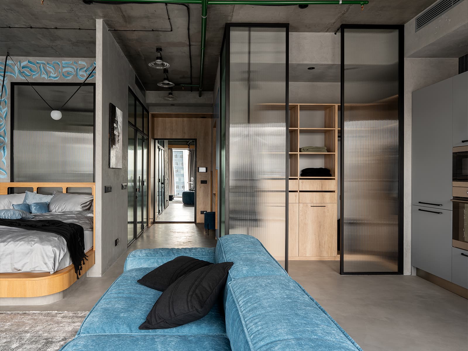 Авторская роспись стен и рифленое стекло в интерьере апартаментов — проект студии дизайна Wellspring