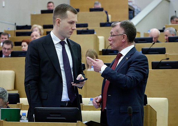 Председатель Комитета по молодежной политике Артем Метелев и Председатель Комитета по экономической политике Максим Топилин