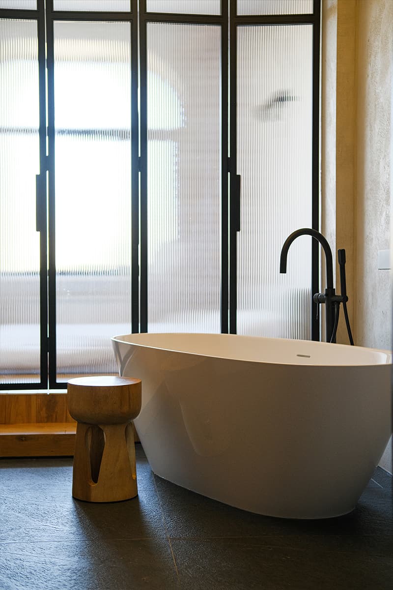 Интерьеры санузлов с отдельно стоящей ванной