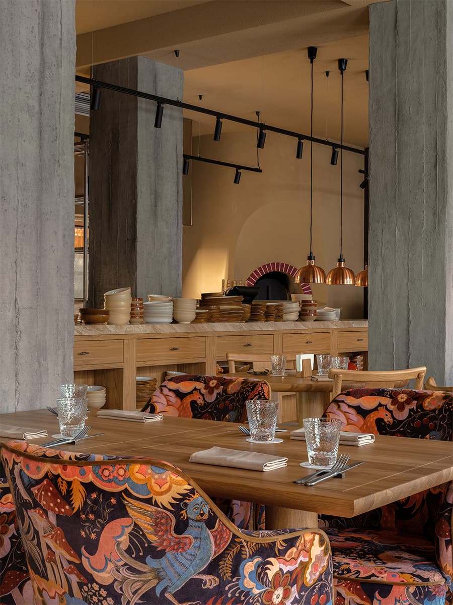 Чувственное искусство и продуманное освещение в интерьере ресторана — проект Юлии Ионовой