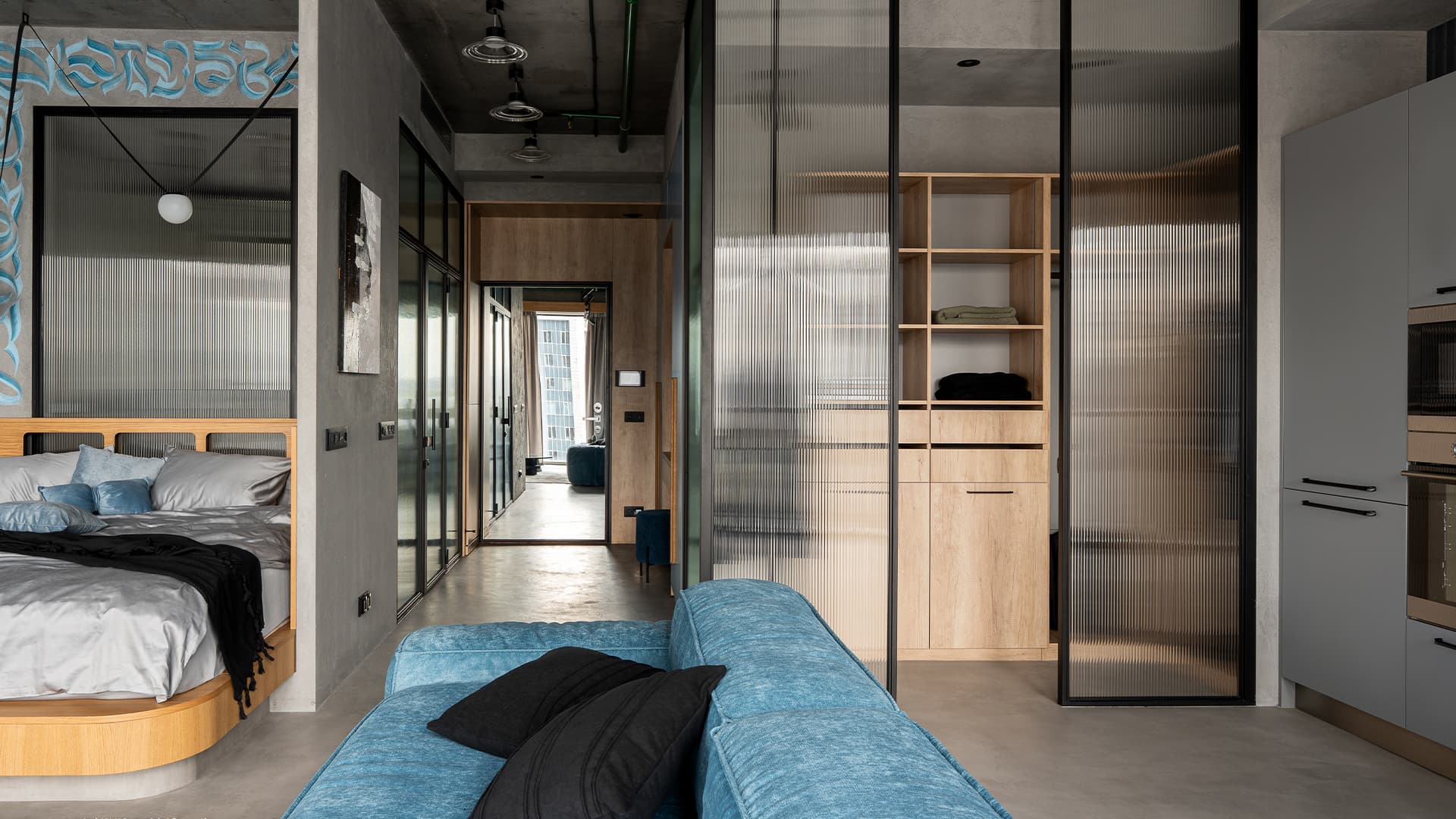 Авторская роспись стен и рифленое стекло в интерьере апартаментов — проект студии дизайна Wellspring Авторская роспись стен и рифленое стекло в интерьере апартаментов — проект студии дизайна Wellspring