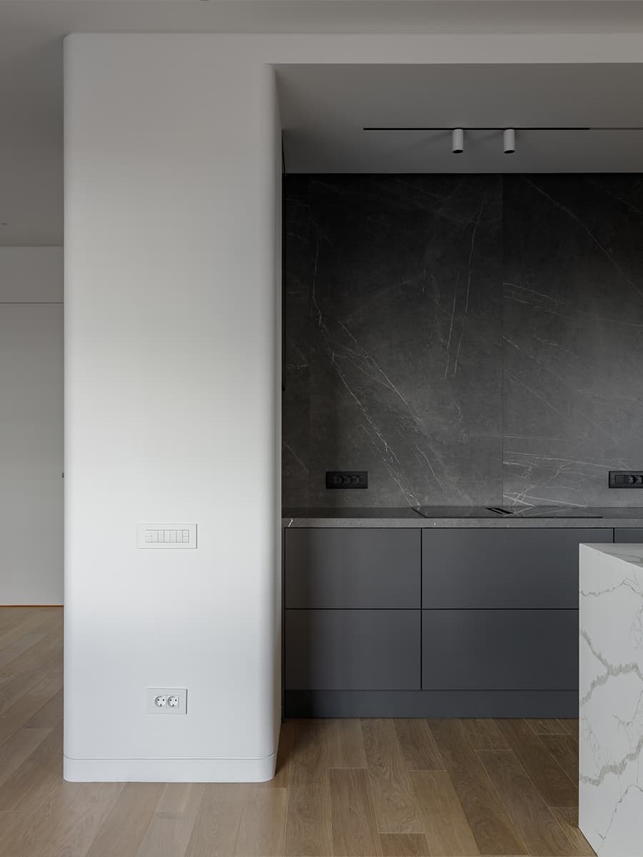 Радиусные объемы и итальянские светильники в интерьере челябинской квартиры — проект Starikova Architects