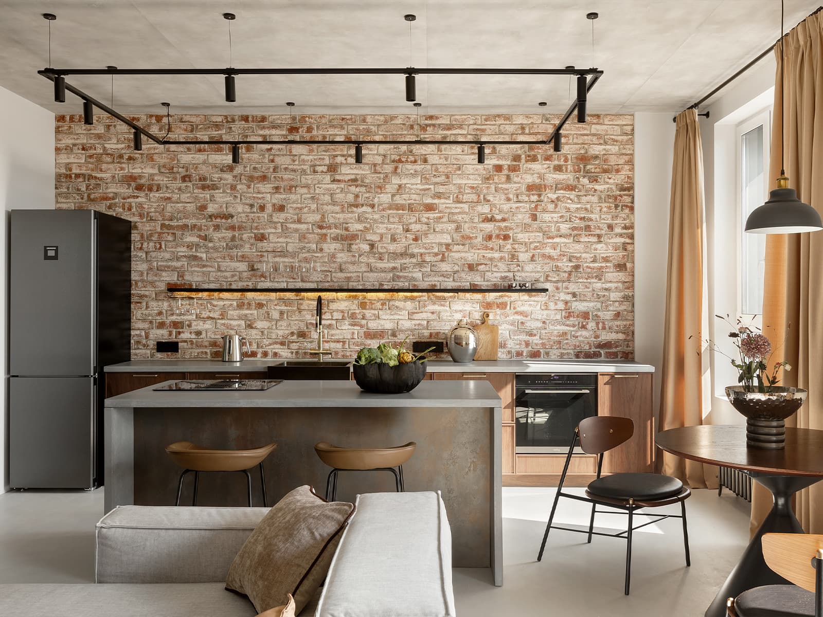 Кирпичная кладка и бетон в интерьере квартиры для молодой пары — проект Анастасии Петуховой
