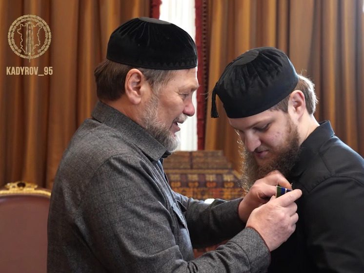 Ахмат Кадыров получил медаль Николая Озерова из рук Одеса Байсултанова