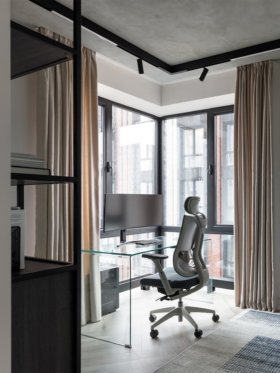 Игра контрастных цветов в интерьере квартиры с видовым кабинетом — проект студии GU Design