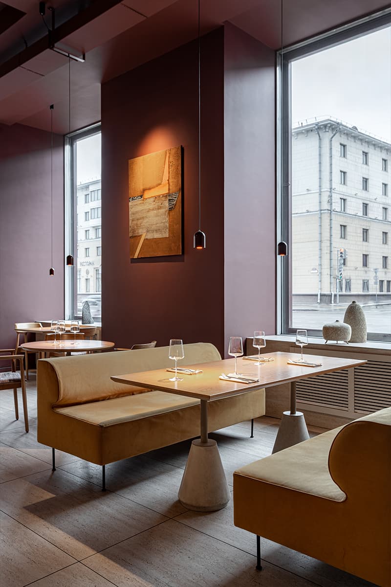 Глубокий коричневый цвет и светлое дерево в интерьере минского ресторана — проект Анны Кравченко и Светланы Лойко