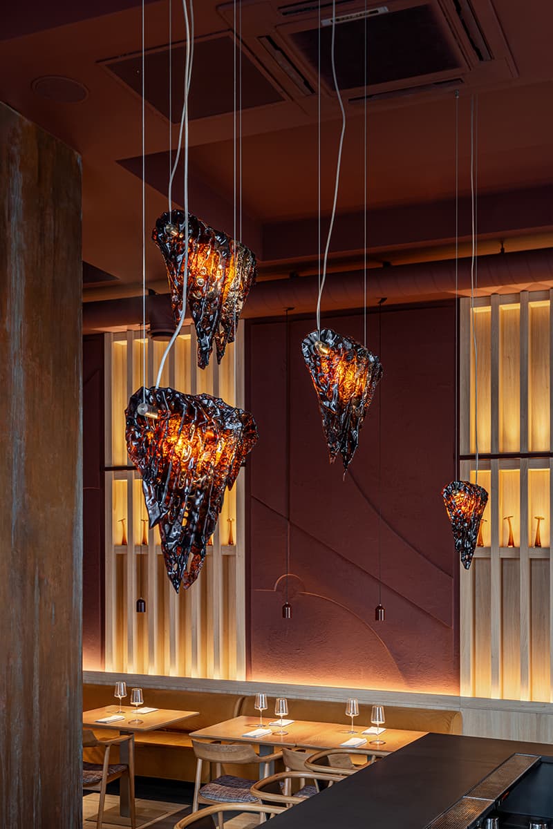 Глубокий коричневый цвет и светлое дерево в интерьере минского ресторана — проект Анны Кравченко и Светланы Лойко