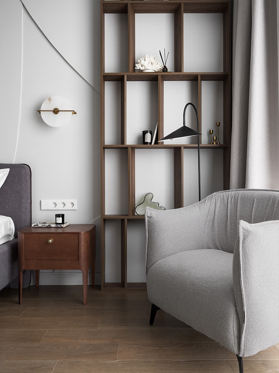 Контрастный керамогранит в интерьере квартиры под сдачу в аренду — проект Yuloo Studio