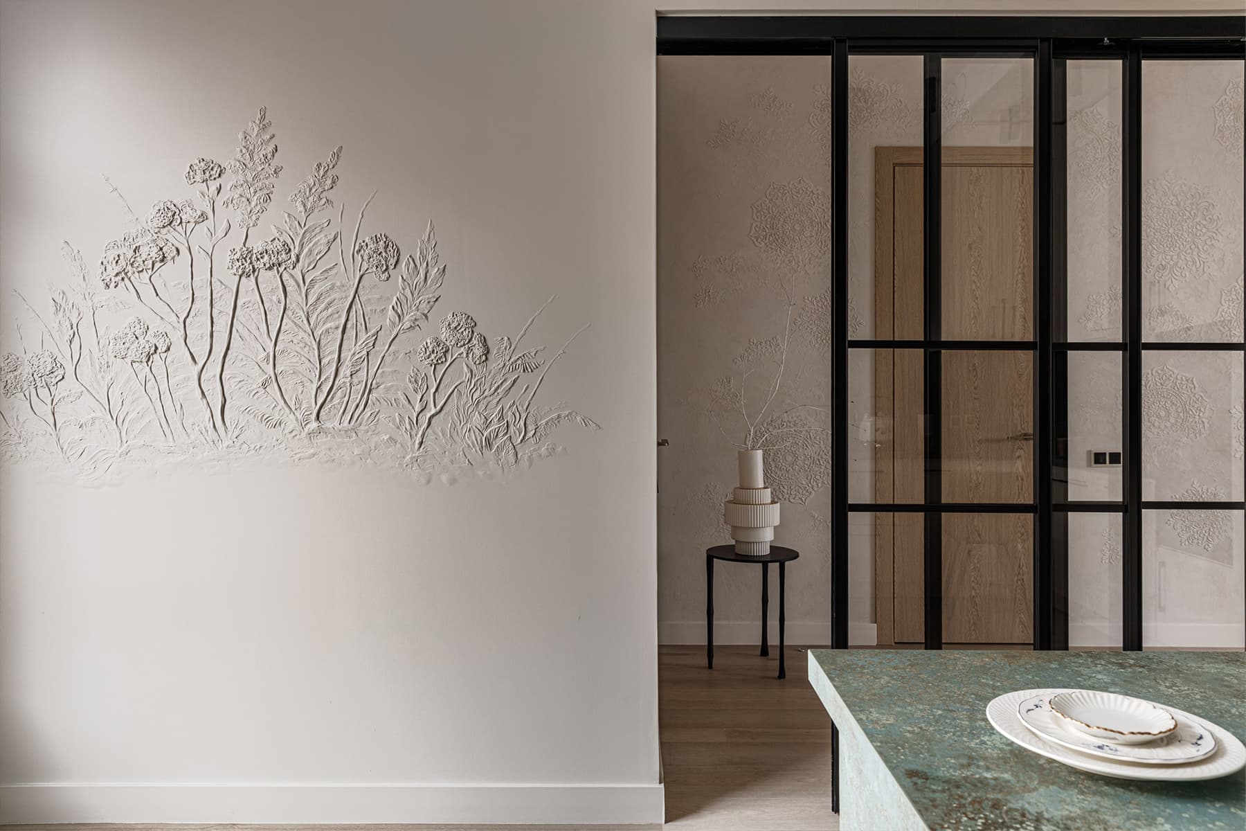 Красочные акценты в интерьере дома в Алматы — проект Илоны Курбановой