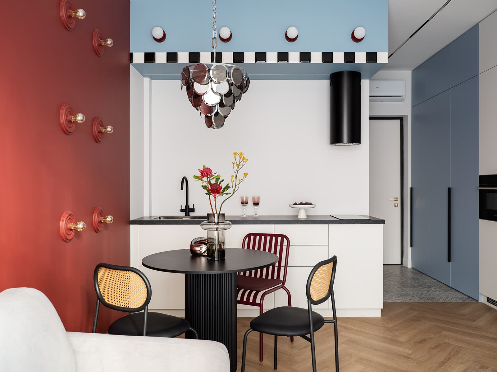 Эклектичный интерьер квартиры с контрастными акцентами — проект Александры Николаевой