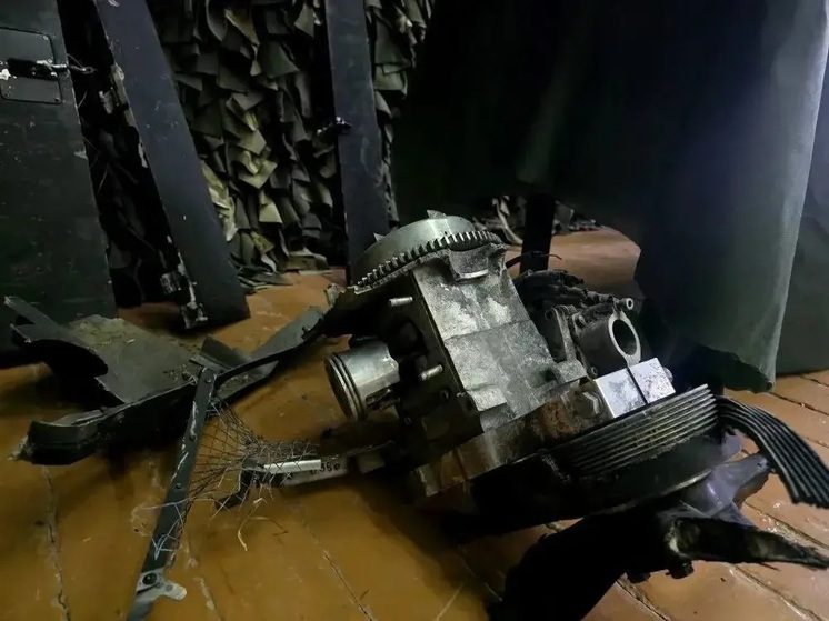 Боец СВО передал в школьный музей фрагменты вражеского дрона