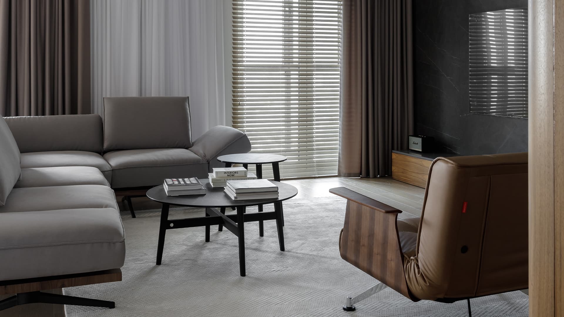 Радиусные объемы и итальянские светильники в интерьере челябинской квартиры — проект Starikova Architects