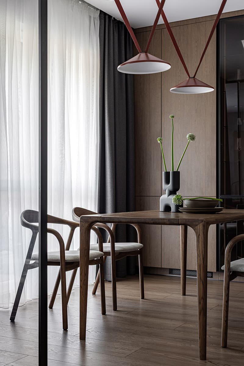 Терракотовые детали и раздвижные перегородки в интерьере квартиры — проект Юлии Лезиной