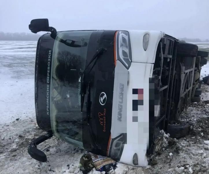 Четыре человека попали в больницу на Ставрополье при опрокидывании автобуса