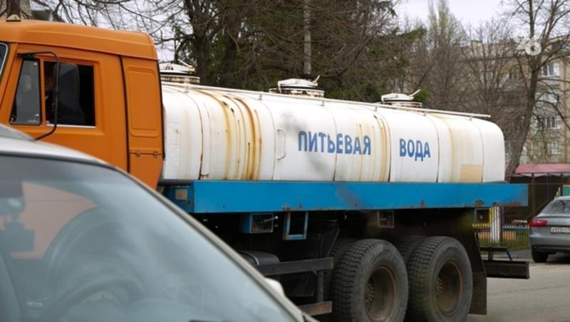 Четыре машины подвозят воду в Ессентуках после аварии на водоводе КЧР