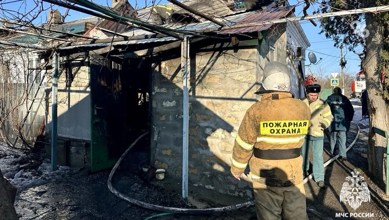Четырёхквартирный дом в Коммунаре загорелся из-за неисправной электропроводки