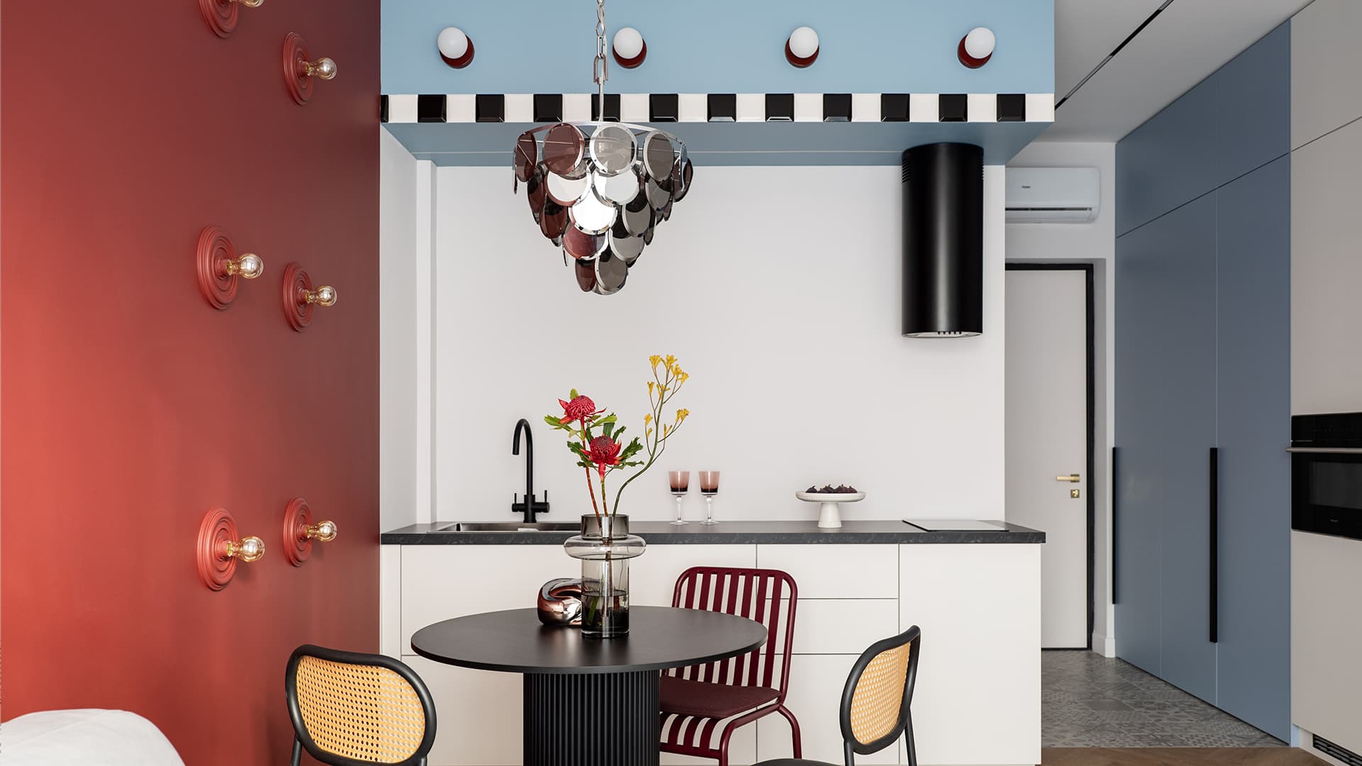 Эклектичный интерьер квартиры с контрастными акцентами — проект Александры Николаевой Эклектичный интерьер квартиры с контрастными акцентами — проект Александры Николаевой