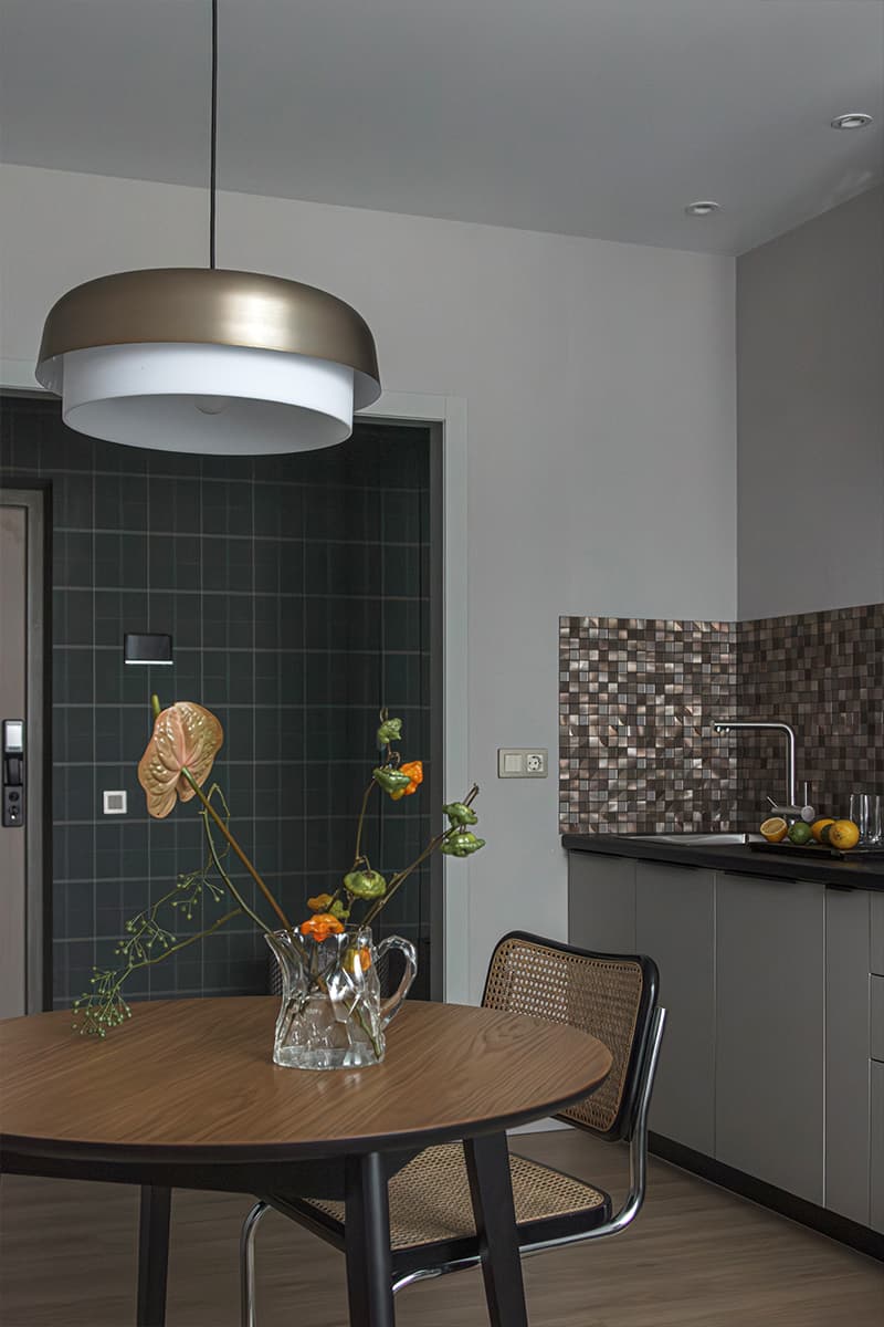 Обволакивающий интерьер компактной квартиры для мужчины — проект дизайн-студии «Воздух»