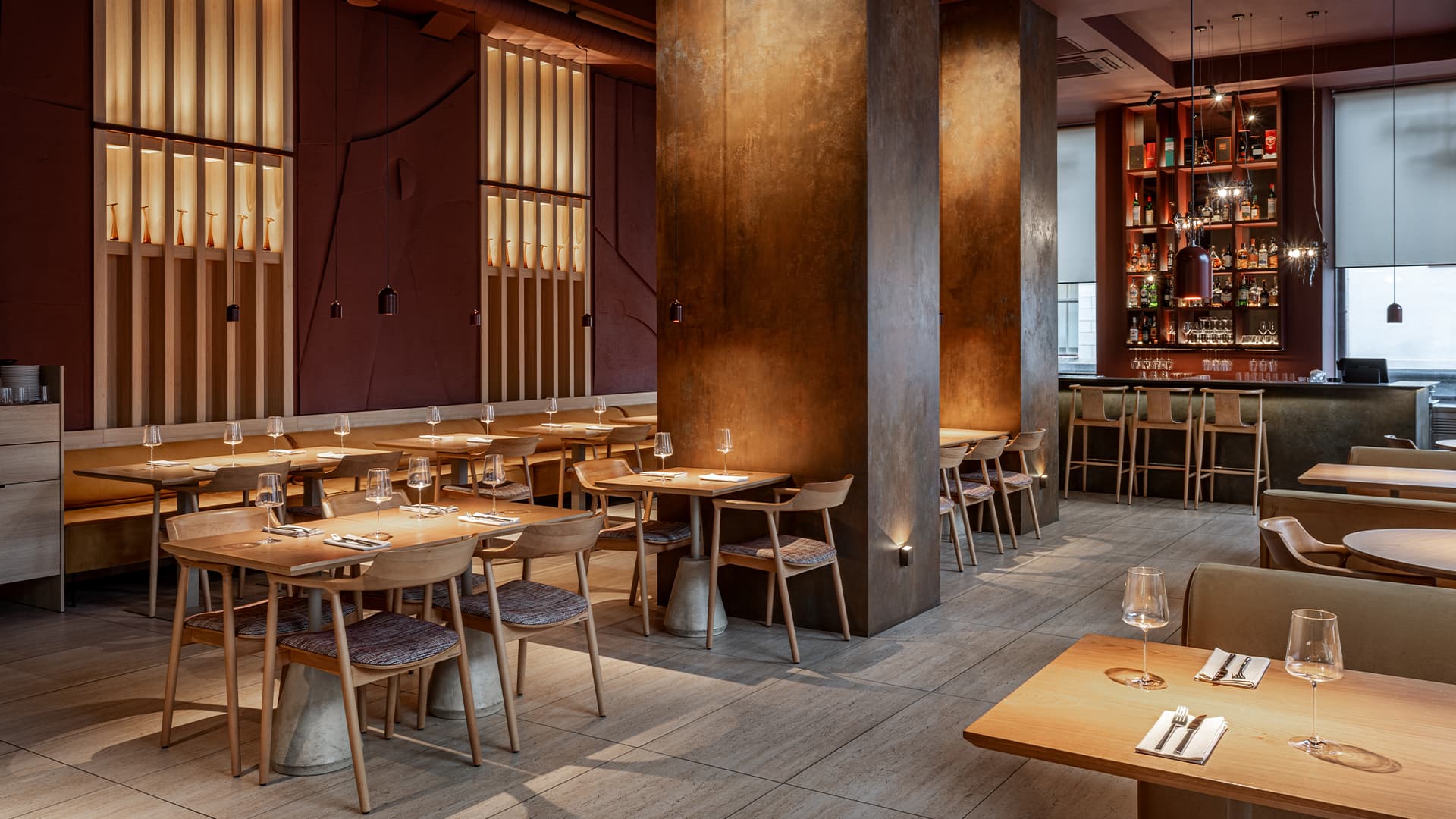Глубокий коричневый цвет и светлое дерево в интерьере минского ресторана — проект Анны Кравченко и Светланы Лойко