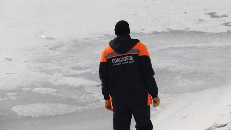 Два рыбака провалились под лёд на реке Калалы в посёлке Коммунар