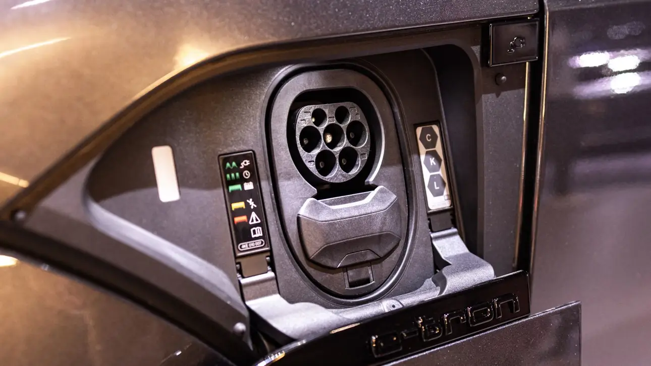 Зарядный порт электромобиля