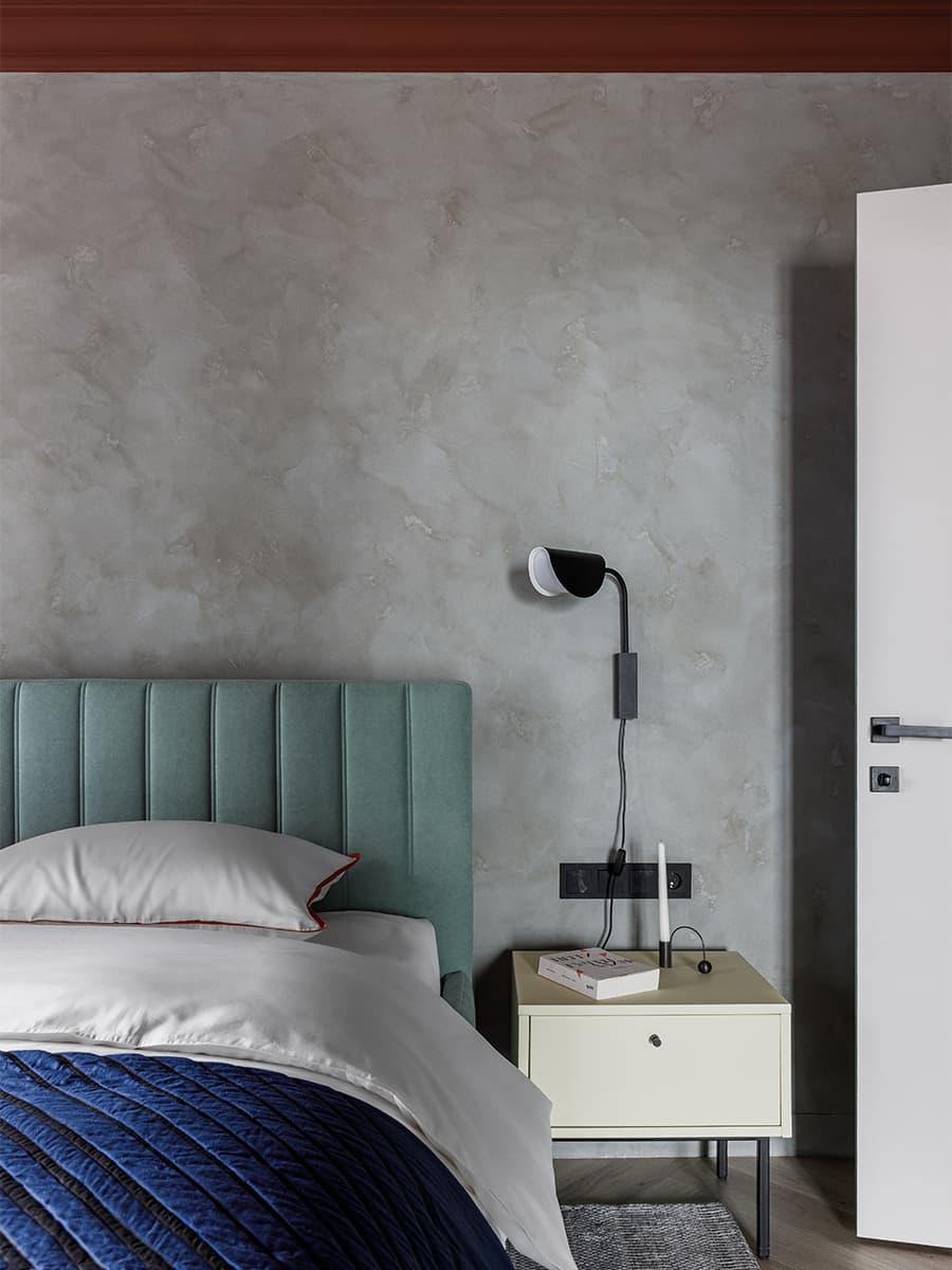 Игра контрастных цветов в интерьере квартиры с видовым кабинетом — проект студии GU Design