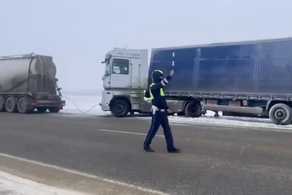 Госавтоинспекторы Ставрополья спасают автомобилистов на заснеженных дорогах0