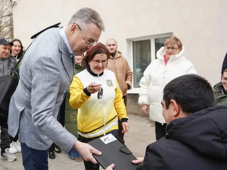 Губернатор Ставрополья вручил ключи от автомобиля с ручным управлением ветерану СВО