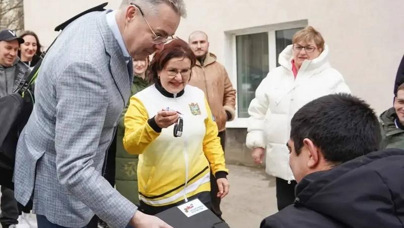 Губернатор Ставрополья вручил ключи от машины с ручным управлением бойцу СВО
